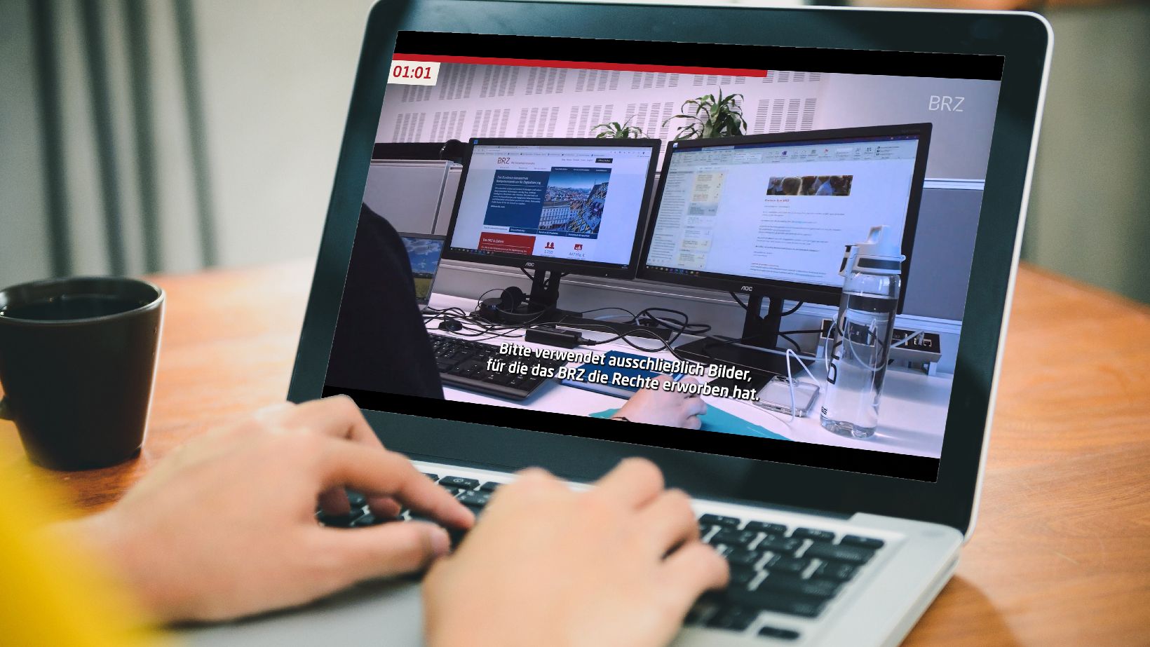Person schaut E-Learning auf dem Laptop an