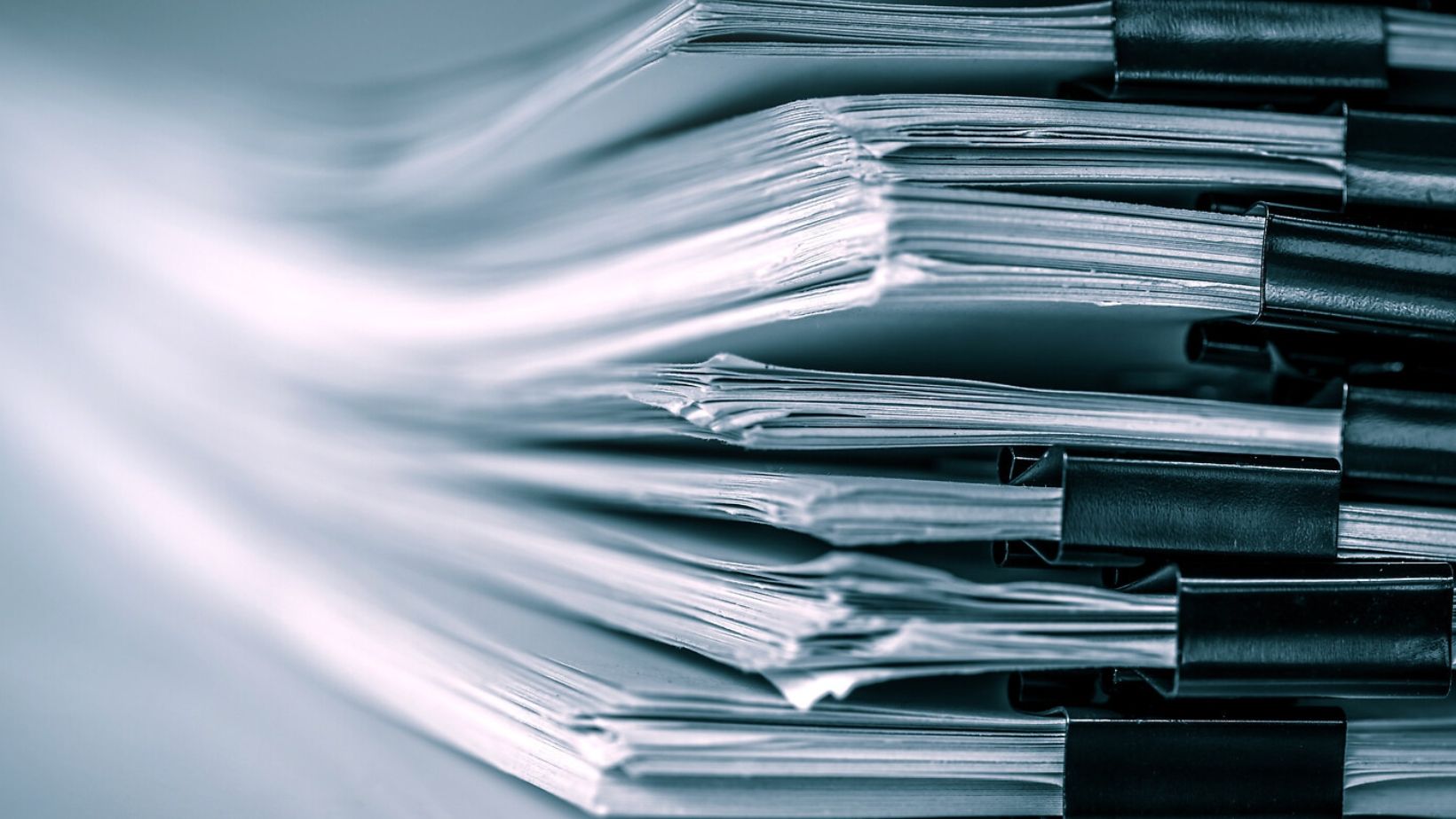 Datenmanagementportal BKA , @iStock.com/pinkomelet Ein Stapel Papier