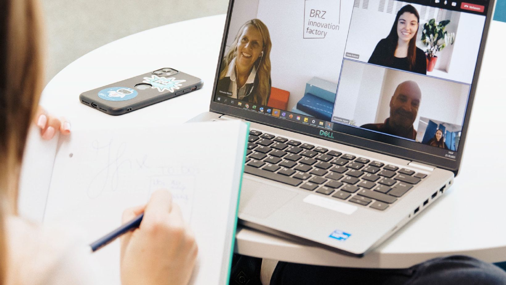Laptop mit Videokonferenz am Schirm