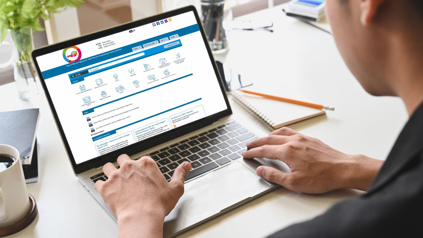 Person sitzt am Laptop und sucht über data.gv.at