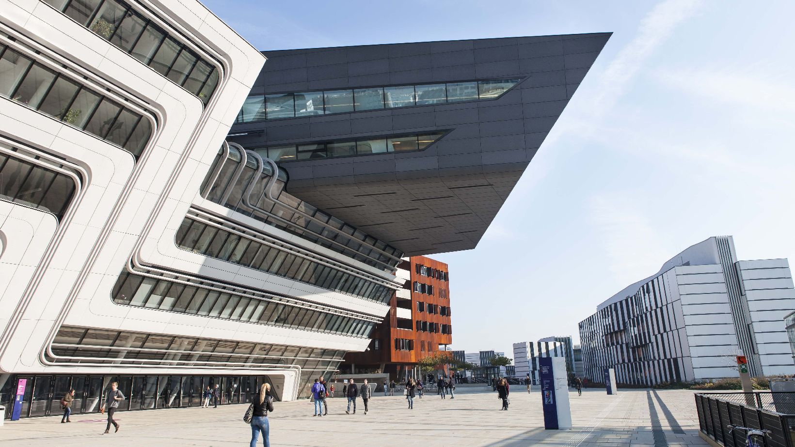 Außenansicht des Gebäudes der Wirtschaftsuniversität Wien