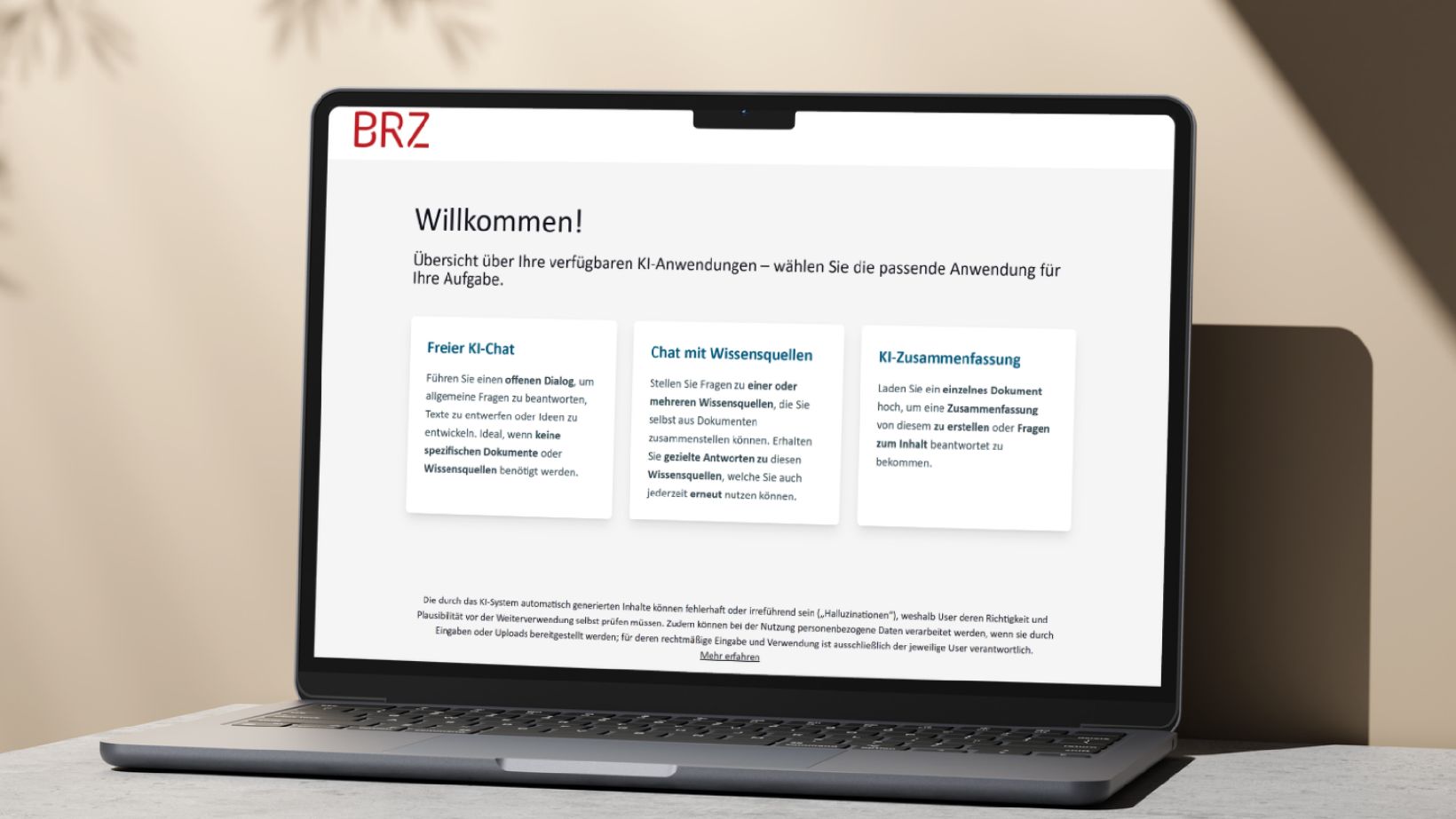 Laptop mit BRZ KI-Portal am Bildschirm