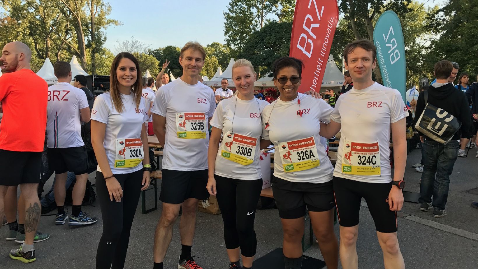 BRZ Laufteam mit drei Damen und zwei Herren in weißen BRZ-Laufshirts