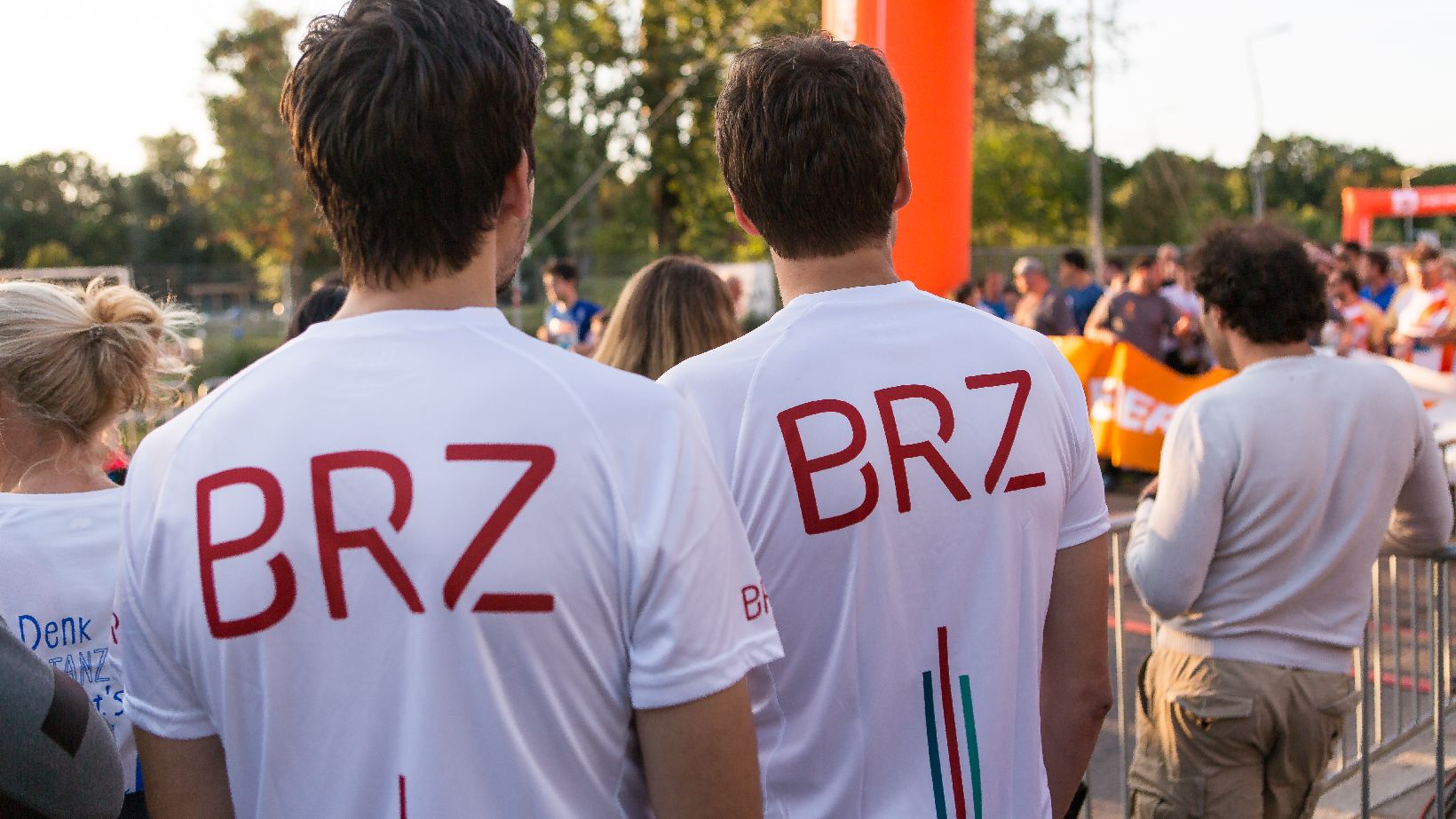 BRZ-Läufer in weißen Laufshirts - Rückenansicht