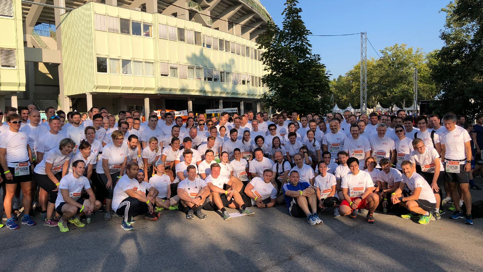 Gruppenbild der BRZ Runners in weißen Trikots vor dem Ernst-Happpel-Stadion
