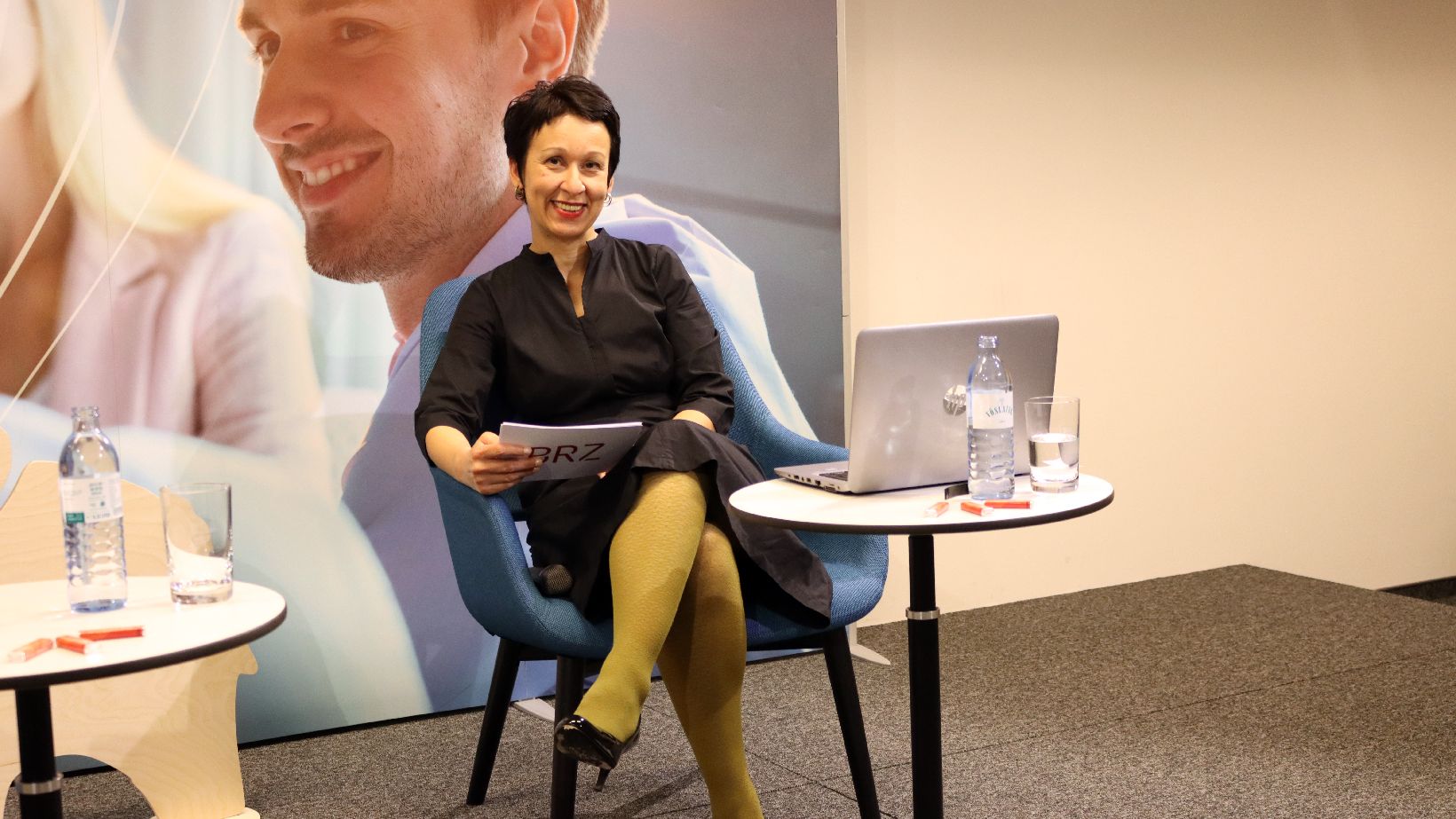 Myriam Mokhareghi moderiert die Veranstaltung
