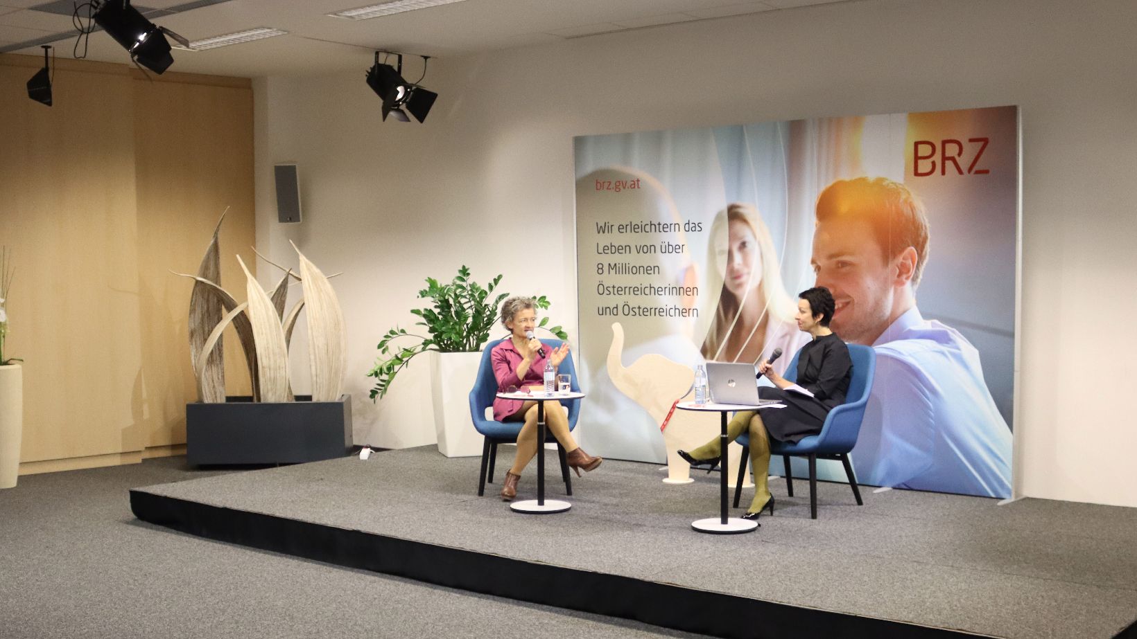 Susanne Pöchacker und Myriam Mokhareghi im Gespräch