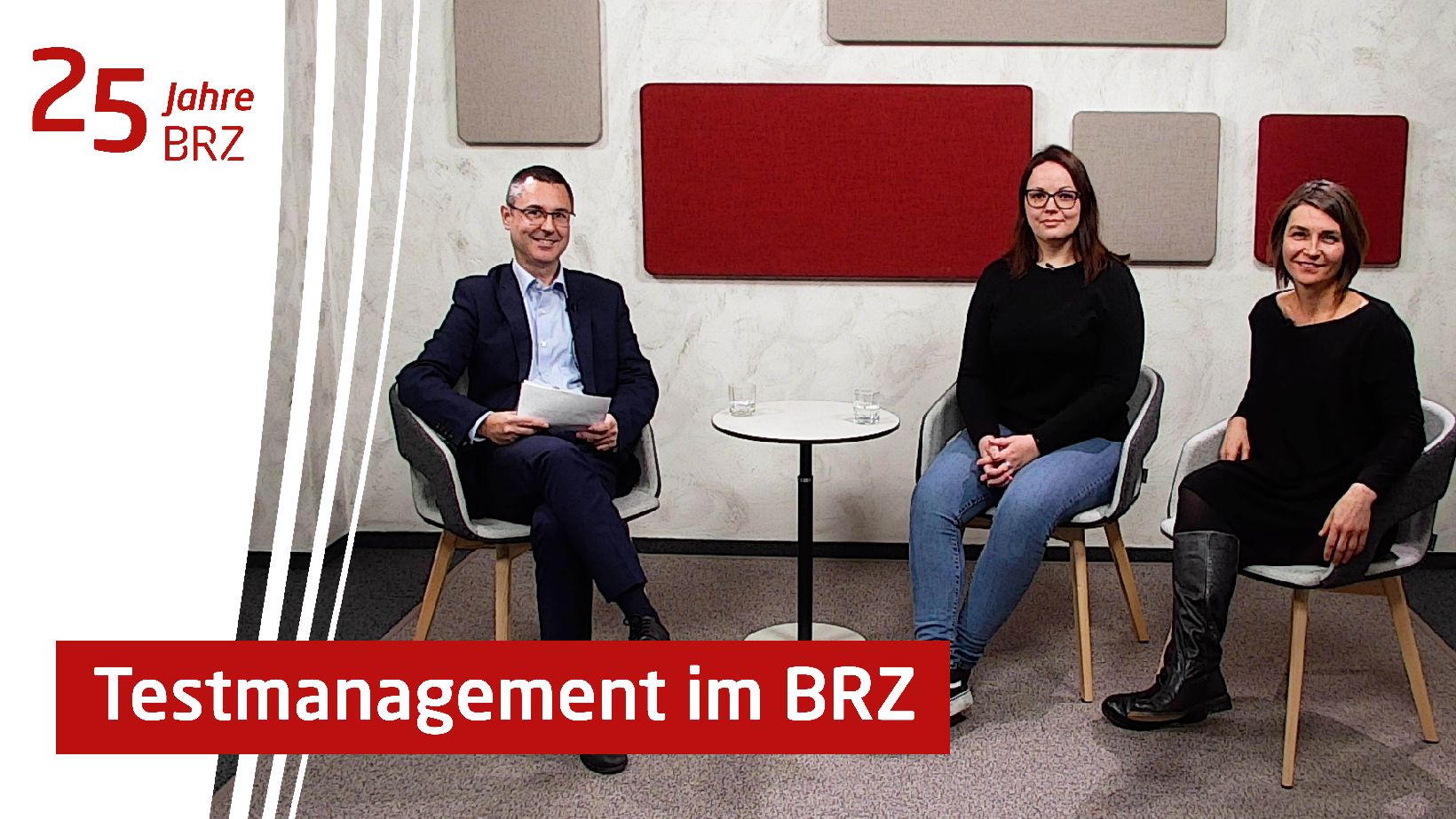 Dominik Weber im Studio sitzend mit Tilly Bohl und Petra Breitfuß