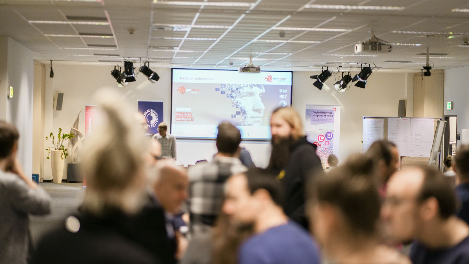 Menschen im Festsaal des BRZ