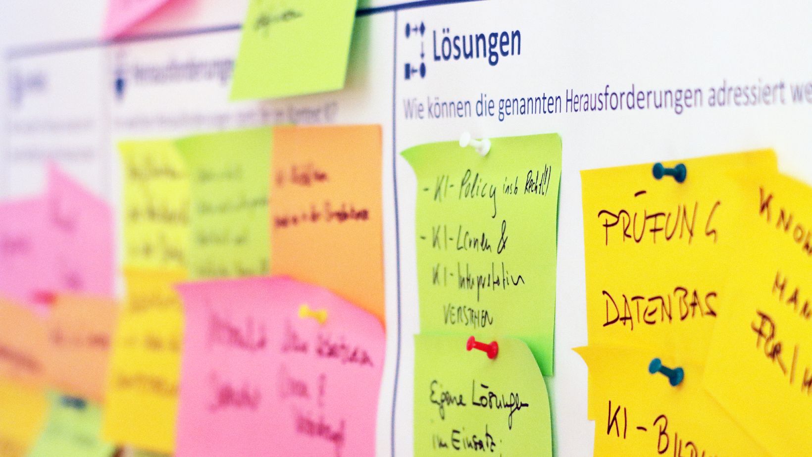 Wand mit bunten Postits