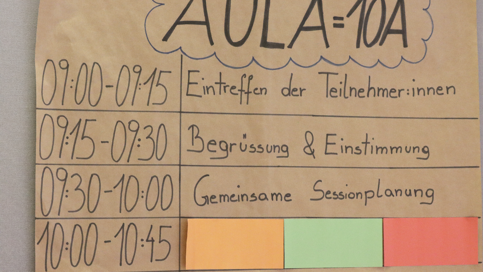Bunt gestaltetes Flipchart mit Programmhinweisen