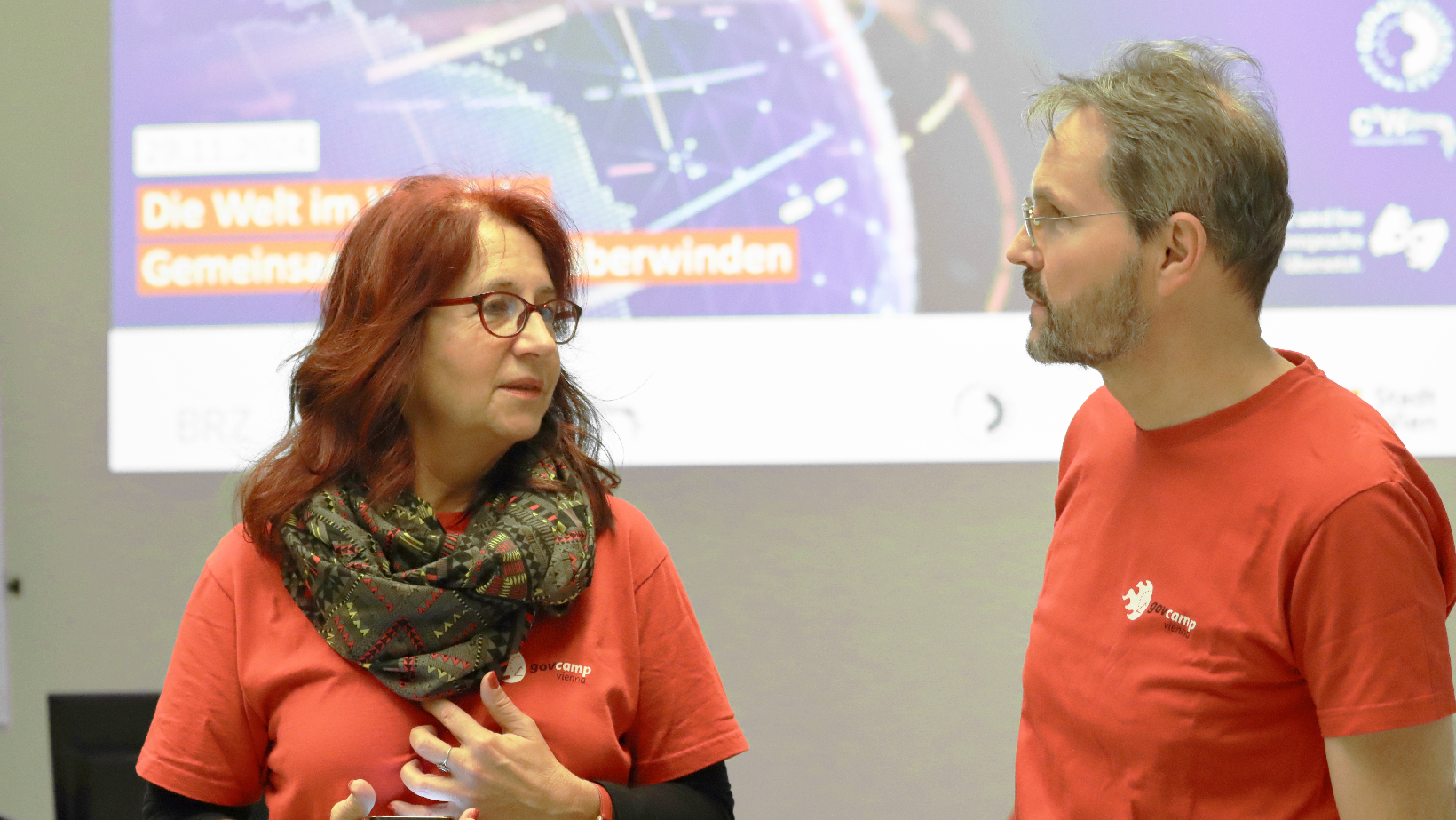 Zwei Personen sprechen miteinander
