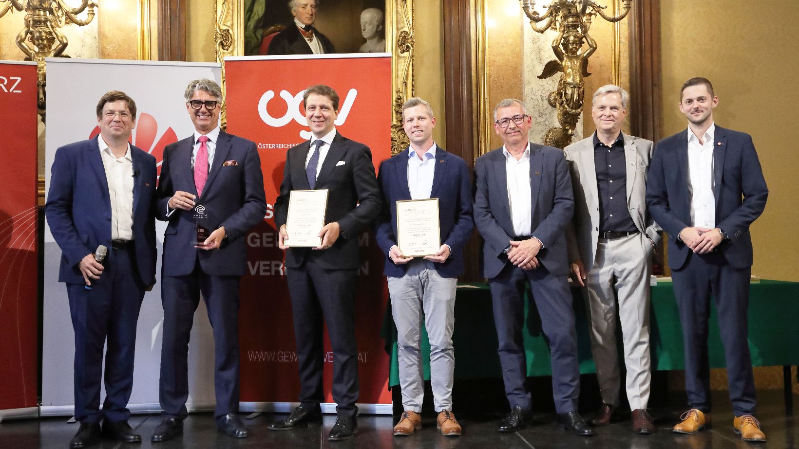 Gruppenfoto auf einer Bühne