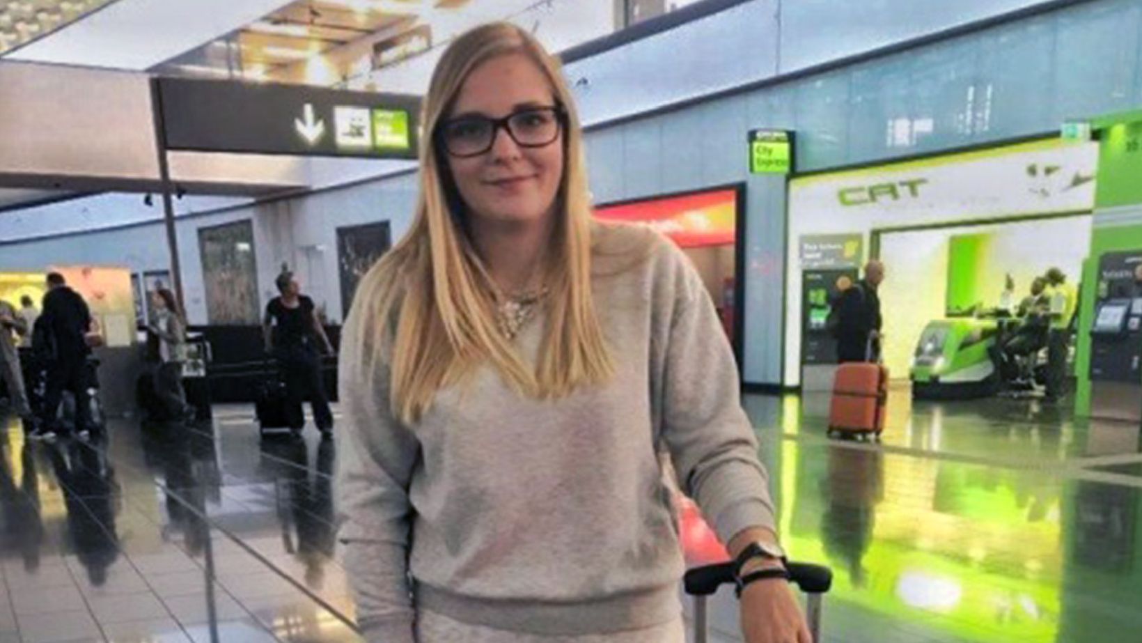 Junge Dame mit langen blonden Haaren, vor der Abreise nach Norwegen