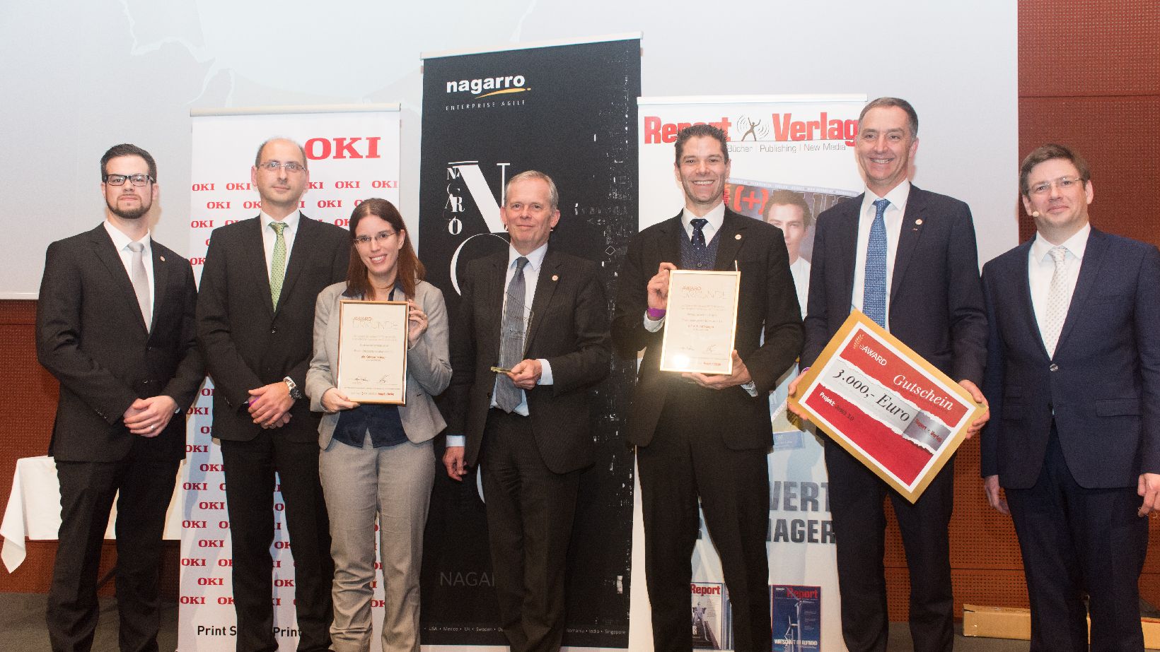 Gruppenbild mit Urkunden beim eAward 2017