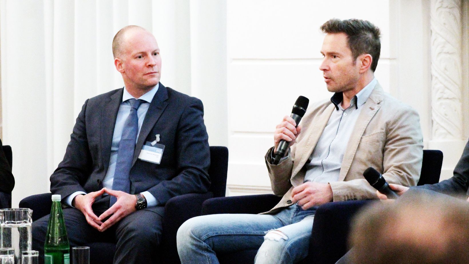 DIMCA Blockchain 7, @BRZ/Alexander Aigner 2 Männer am Podium, einer mit Mikrofon in der Hand