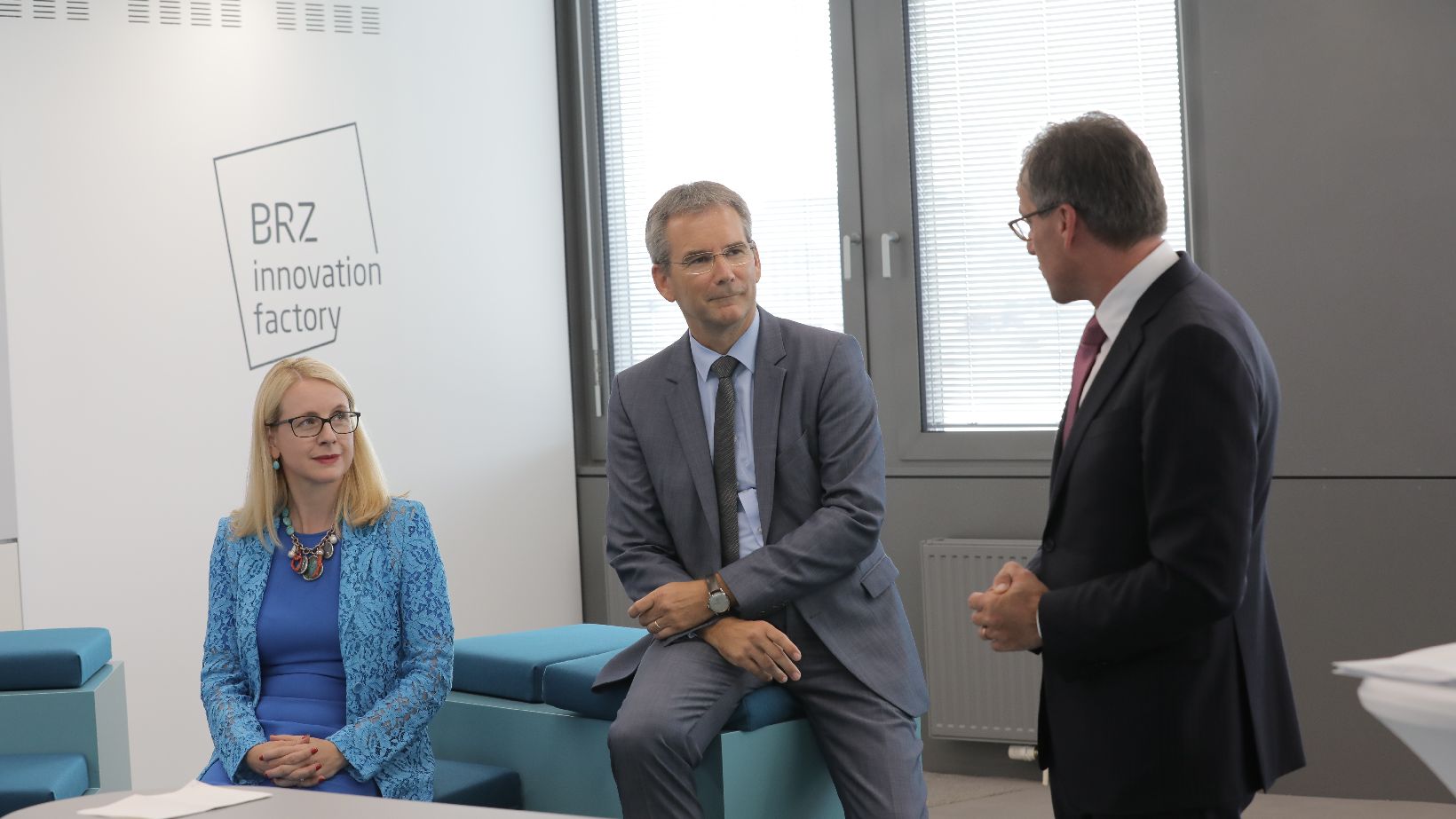 3 Personen unterhalten sich in der Innovation Factory