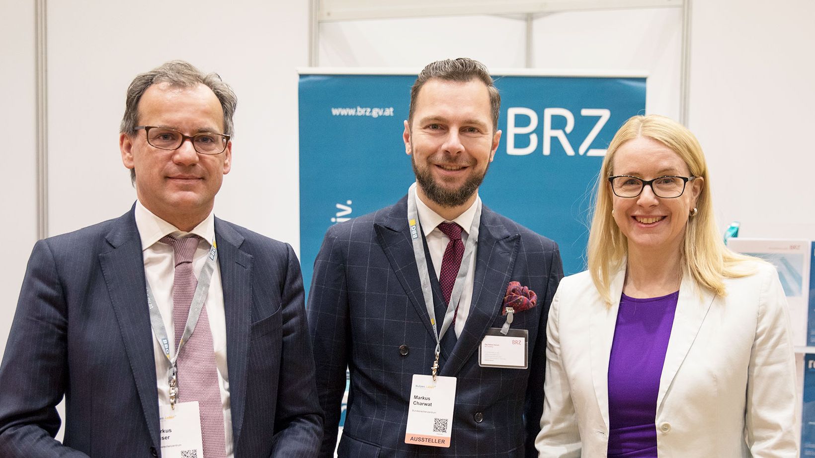 Markus Kaiser, Markus Charwart und Margarete Schramböck am BRZ Stand auf der BBG Messe Nutzen Leben IT