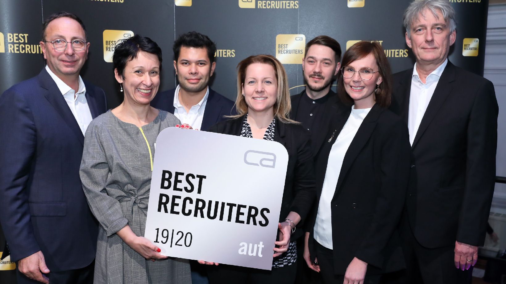 HR Team hält silbernen Best Recruiters Award