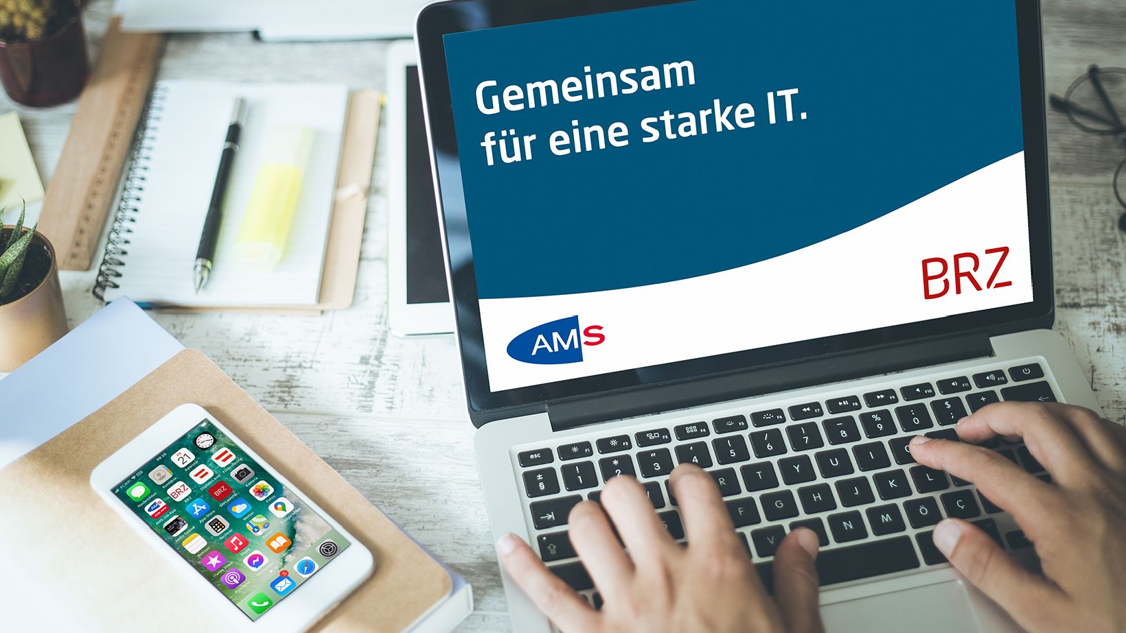 Laptop-Screen mit AMS und BRZ-Logo sowie "Gemeinsam für eine starke IT"