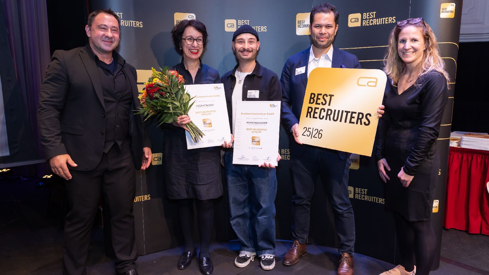 Myriam Mokhareghi, Recruiter Alexander Charlos und Recruiter Paul Posch (v.l.n.r.), übernimmt die Auszeichnung als Studien-Gesamtsieger sowie Branchensieger in der Kategorie IT/Software/Telekom von Christian Pasteka, Studienleitung Best Recruiters und Agnes Koller, Studienbeirat Best Recruiters.