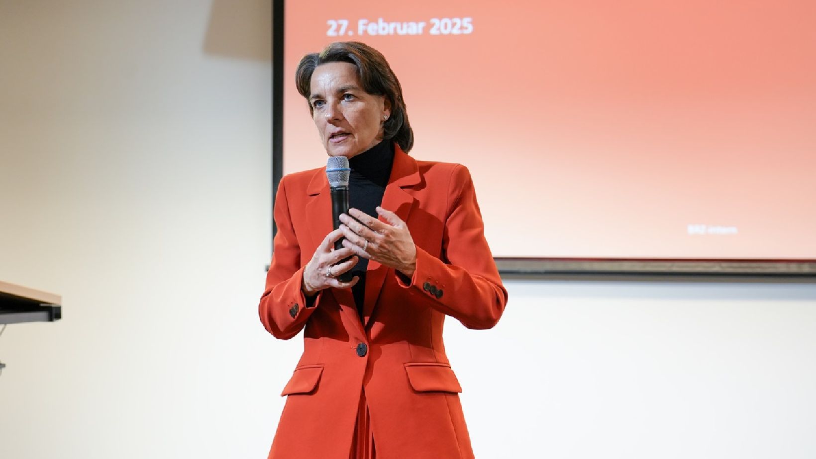 Geschäftsführerin Christine Sumper-Billinger spricht auf der Bühne