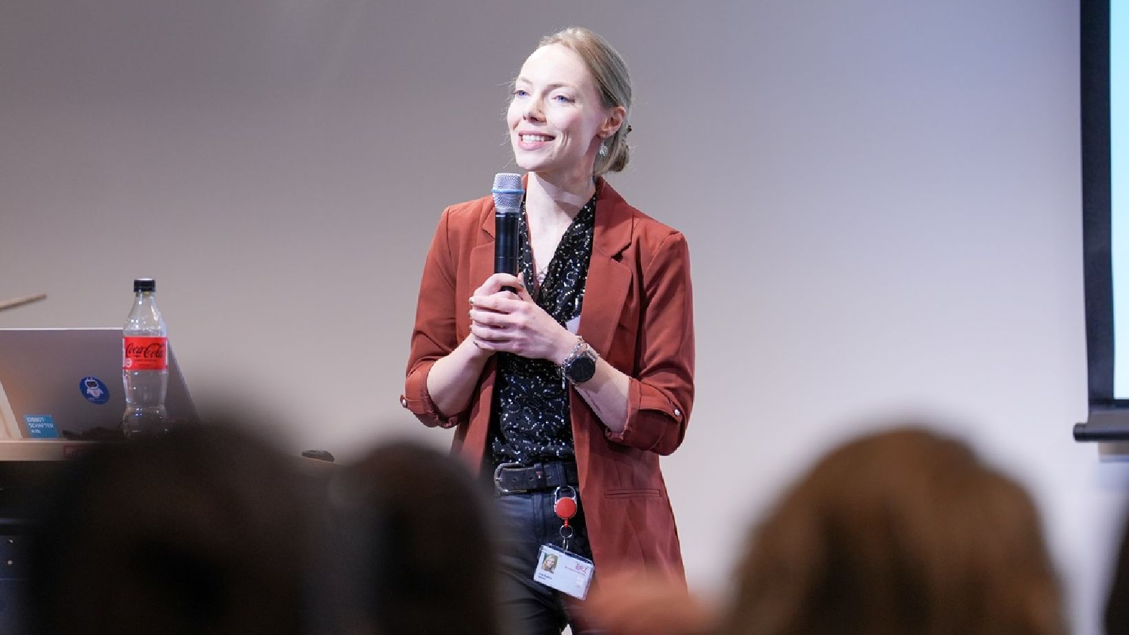 Ann Kathrin Blanke spricht auf einer Bühne