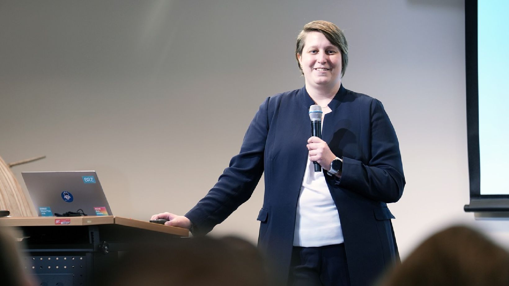 Barbara Keck spricht auf der Bühne