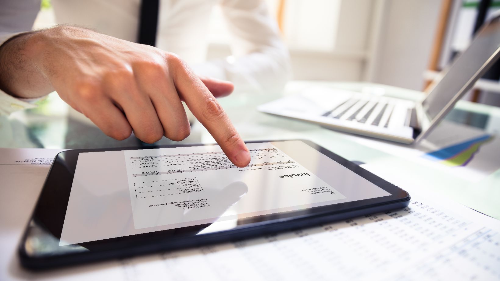 eRechnung, @iStock.com/Andrey Popov Tablet mit Rechnung auf dem Bildschirm