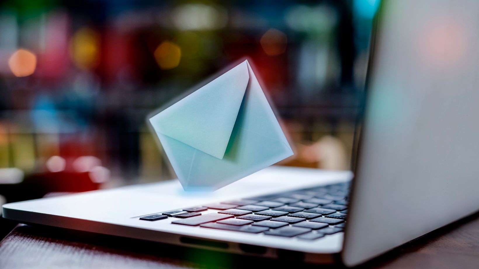 Duale Zustellung - BRZ Zustelldienst, @iStock.com/tolgart Auf einem Laptop trifft eine Email ein