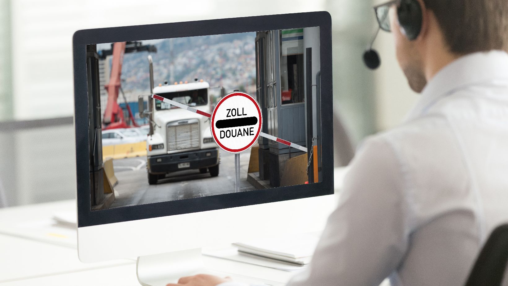 eZoll, @iStock.com/fiskes - iStock.com/ciud - iStock.com/olaser Auf einem Bildschirm ist ein Bild einer Zollkontrolle zu sehen