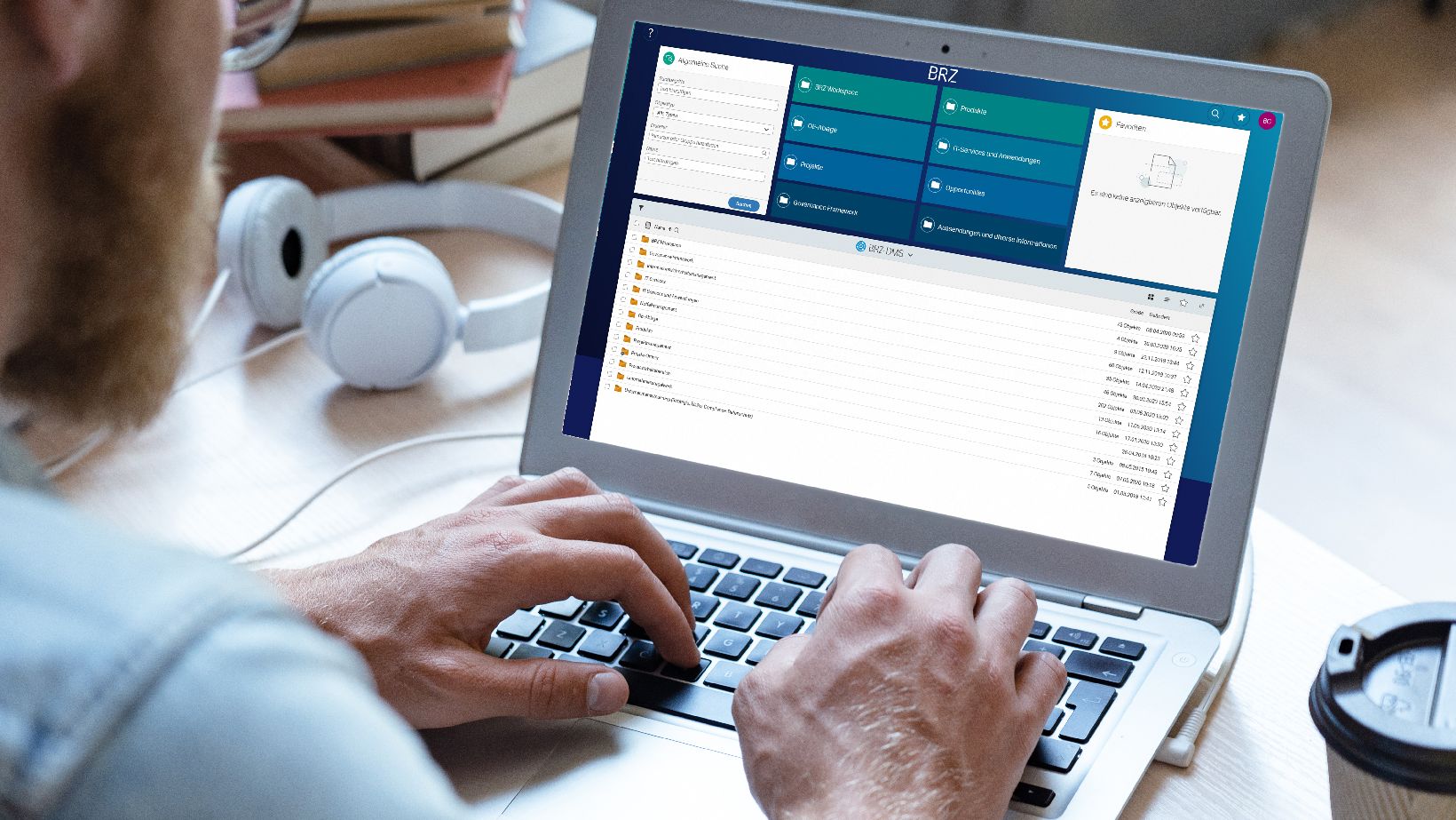 BRZ-Dokumentenmanagement-System, @BRZ DMS - iStock.com/insta_photos Laptop-Screen mit Screenshot vom BRZ-Dokumentenmanagement-System