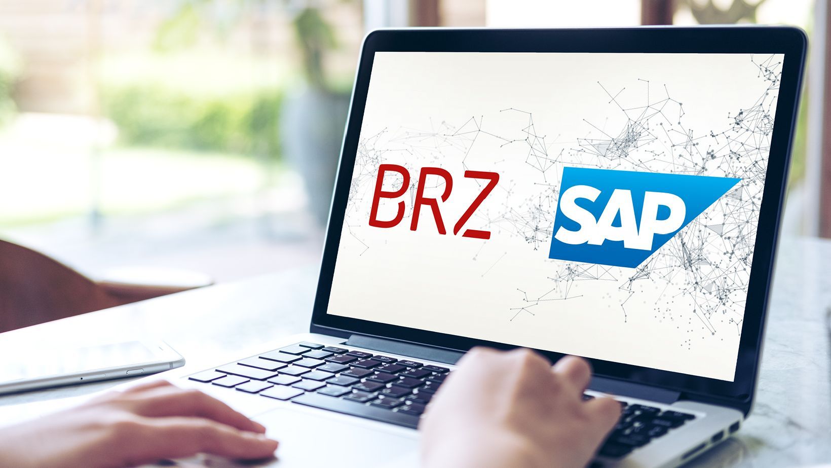 SAP Competence Center, @(c)BRZ-SAP-iStock.com_Farknot Architect. Ein offener Bildschirm auf dem auf weißem Hintergrund links "BRZ" in rot steht, rechts "SAP" im blauen Logo