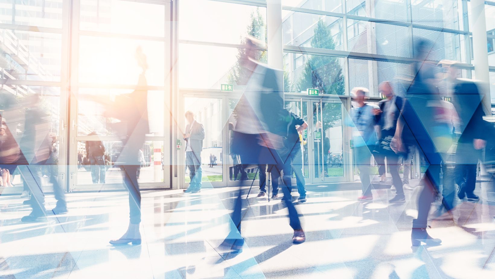 No-/One-Stop-Shops, @iStock.com/rclassenlayouts Menschenmenge mit Computer Codes