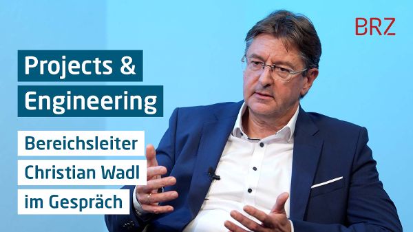 Eine Person sitzt und redet.