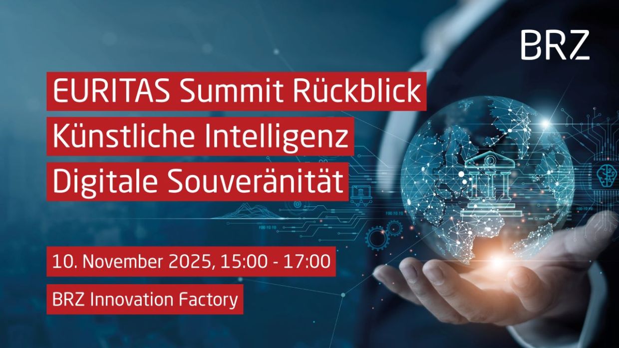 Hand mit erleuchteter Glaskugel