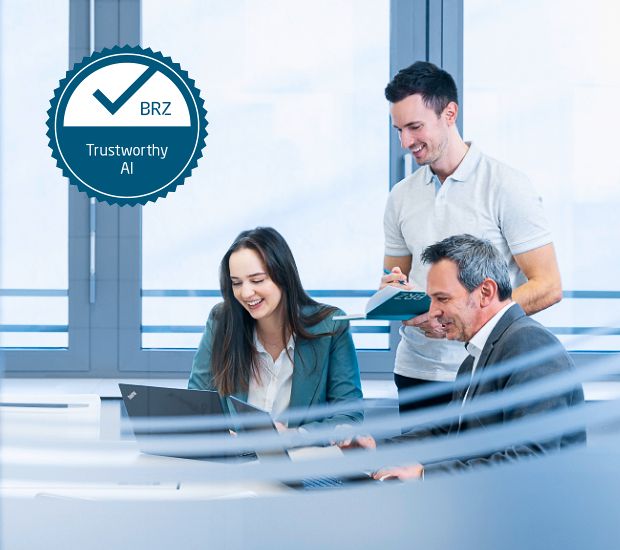 Drei BRZ-Kolleginnen und Kollegen arbeiten gemeinsam am Laptop