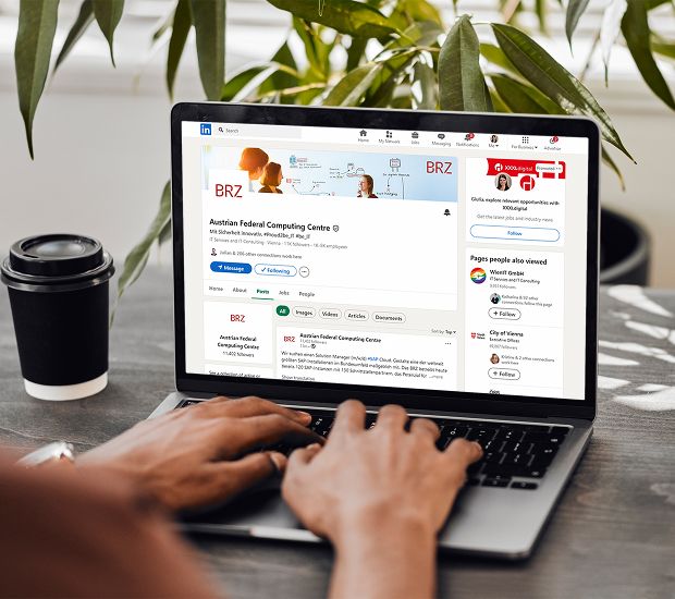 Person hat die BRZ-LinkedIn-Seite auf ihrem Laptop offen